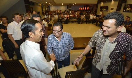 Joko Widodo (ketiga kiri) menyalami relawan ketika acara berbuka puasa bersama dengan para relawan pasangan capres dan cawapres Jokowi - JK di Jakarta, Senin (21/7). 