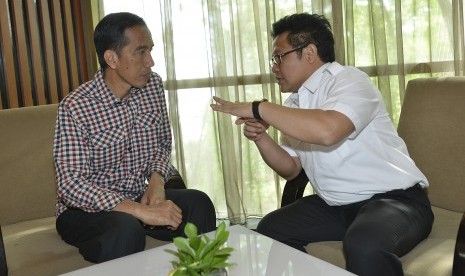  Joko Widodo (kiri) berbincang dengan Ketua Umum DPP PKB Muhaimin Iskandar (kanan)