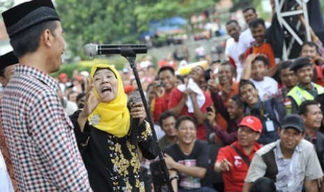  Joko Widodo (kiri) berinteraksi dengan seorang warga ketika berkampanye di hadapan para pendukung dan relawan di Lapangan GOR Majalengka, Jawa Barat, Rabu (18/6). 