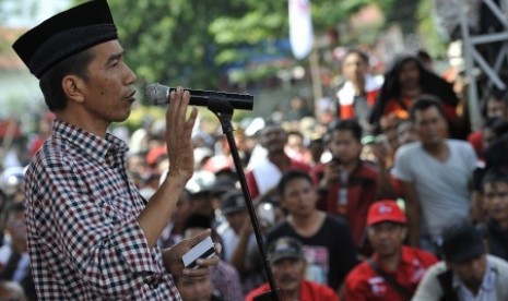 Joko Widodo (kiri) berkampanye di hadapan para pendukung dan relawan di Lapangan GOR Majalengka, Jawa Barat, Rabu (18/6). 