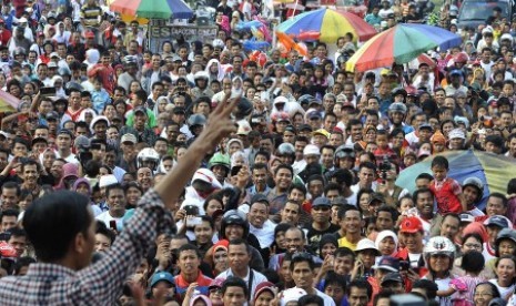  Joko Widodo (kiri) berkampanye ketika menghadiri kampanye akbar dengan partai koalisi di Lapangan Ex MTQ, Kota Jambi, Jambi, Selasa (24/6). 