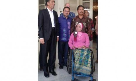 Joko Widodo (kiri) bersama Bupati Banjar Sultan H Khairul Saleh (tengah) dan Sri Lestari, usai pertemuan UCP dan Senyum Pelangi di Kantor Gubernur DKI Jakarta, Senin (13/10).