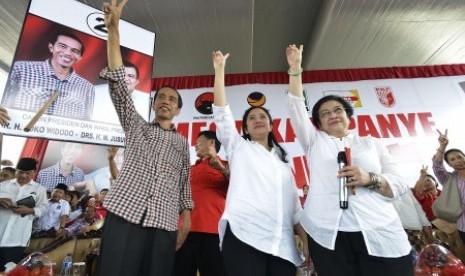 Joko Widodo (kiri) bersama Ketua Umum PDI Perjuangan Megawati Soekarnoputri (kanan) dan Ketua DPP PDI Perjuangan Puan Maharani (tengah)