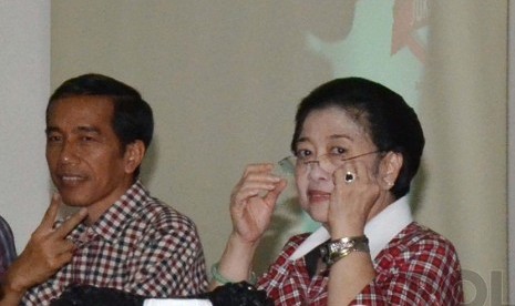 Joko Widodo (kiri) bersama Megawati Soekarno Putri (kanan).