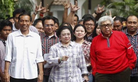 Joko Widodo (kiri) bersama Megawati Soekarnoputri (tengah) dan Taufiq Kiemas (kanan).