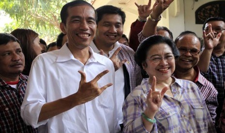 Joko Widodo (kiri) bersama Megawati Sukarno Putri di Jakarta.