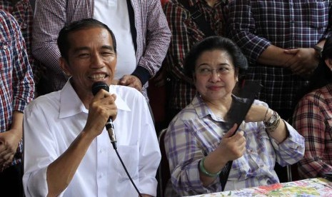 Joko Widodo (kiri) bersama Megawati Sukarno Putri di Jakarta.