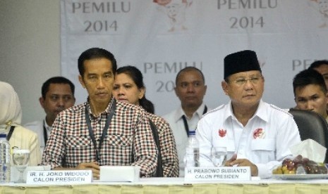 Joko Widodo (kiri) bersama Prabowo Subianto (kanan)