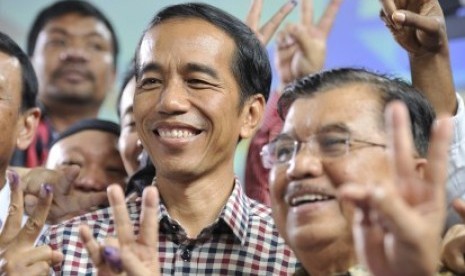 Joko Widodo (kiri) dan Jusuf Kalla (kanan) 