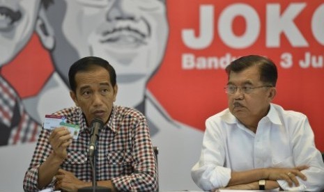 Joko Widodo (kiri) dan Jusuf Kalla (kanan) memberikan keterangan pers di Bandung, Jawa Barat, Kamis (3/7). 