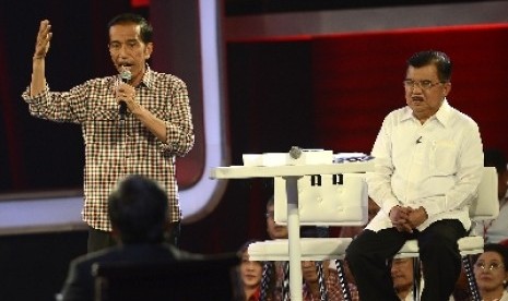 Joko Widodo (kiri) dan Jusuf Kalla (kanan) menyampaikan visi misi saat debat final di Jakarta, Sabtu (5/7).