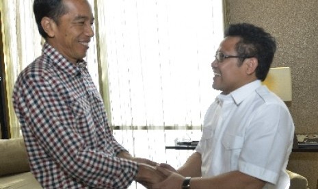 Joko Widodo (kiri) menyalami Ketua Umum DPP PKB Muhaimin Iskandar (kanan).