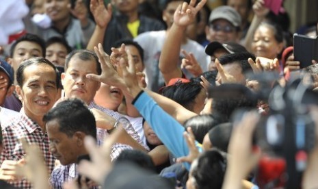 Joko Widodo (kiri menyapa dan menyalami warga ketika berkampanye ke Pasar Kebayoran Lama di Jakarta Selatan, Senin (30/6). 