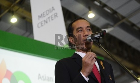  Joko Widodo memberikan keterengan kepada wartawan terkait pertemuan Organisasi Kerja Sama Islam di sela-sela Konferensi Tingkat Tinggi Asia Afrika di Media Center Jakarta Convention Centre, Jakarta, Rabu (22/4).