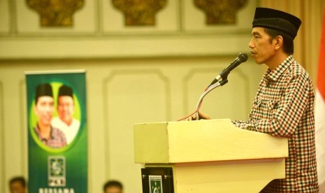 Joko Widodo memberikan paparannya saat Silaturahmi Nasional Alim Ulama Partai Kebangkitan Bangsa (PKB) di Jakarta, Selasa (3/6). 