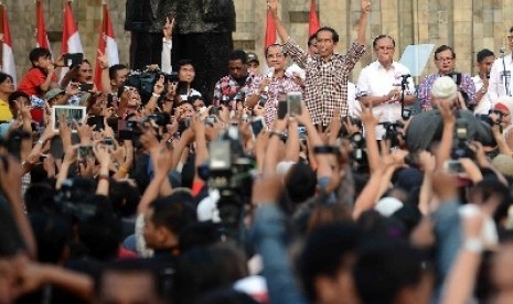 Joko Widodo memberikan pidatonya kepada ribuan pendukungnya di Tugu Proklamasi, Jakarta, Rabu (9/7). 