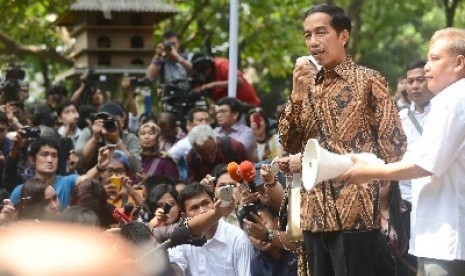 Joko Widodo memberikan sambutan usai menggunakan hak suaranya di TPS 18 Kecamatan Menteng, Kelurahan Menteng, Jakarta Pusat, Rabu (9/7).