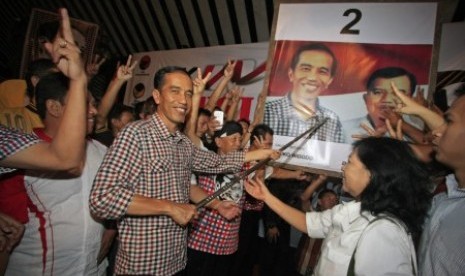 Joko Widodo memeragakan cara mencoblos saat berkampanye 