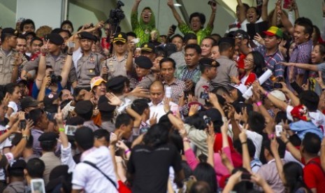  Joko Widodo menghadiri Konser Revolusi Harmoni untuk Revolusi Mental di Stadion Utama Gelora Bung Karno, Senayan, Jakarta, Sabtu (5/7). 