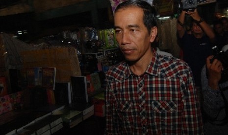 Joko Widodo mengunjungi Pasar Senin, Jakarta,Jumat (30/3).