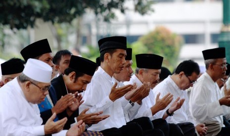 Joko Widodo menjalankan ibadah salat Ied di halaman Balai Kota DKI, Jakarta Pusat, Senin (28/7). 