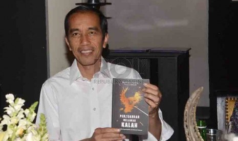 Joko Widodo menunjukan buku 