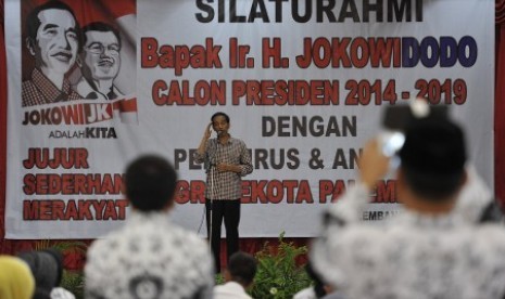 Joko Widodo menyampaikan sambutan pada acara silahturahmi dengan Persatuan Guru Republik Indonesia (PGRI) se-kota Palembang di Palembang, Sumatera Selatan, Rabu (25/6). 