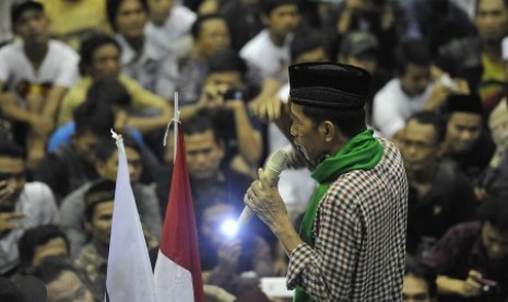 Joko Widodo menyampaikan sambutannya dalam acara Silahturahim Kiai Kampung dan Warga NU Untuk Pemenangan pasangan Jokowi - JK di Pondok Pesantren Darul Maarif, Kaplongan, Indramayu, Jawa Barat, Selasa (17/6) malam. 