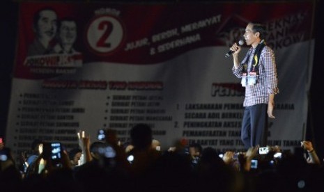 Joko Widodo menyapa warga, simpatisan dan pendukung yang berkumpul di Lapangan Kerkop, Leuwidaun, Garut, Jawa Barat, Kamis (3/7) malam.