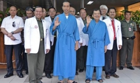 Joko Widodo or Jokowi (left in blue) poses with his running mate, Jusuf Kalla (also in blue) at Gatot Soebroto Army Hospital in Jakarta on Thursday.