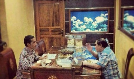 Joko Widodo saat masih menjadi calon Gubernur DKI Jakarta tengah makan malam di rumah mantan Wakil Gubernur DKI Jakarta Prijanto, 24 Agustus 2012 sekitar pukul 20.30 WIB. 