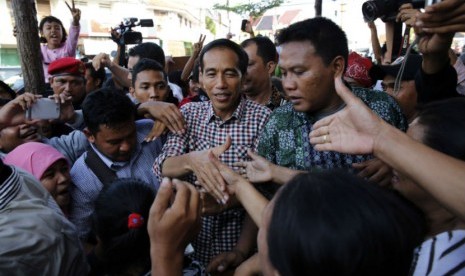 Joko Widodo (tengah)