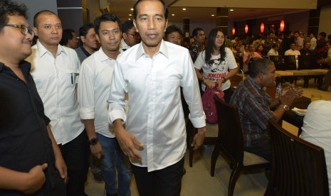 Joko Widodo (tengah)