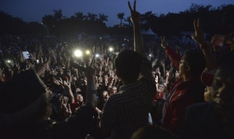 Joko Widodo (tengah) berkampanye di depan para pendukung dan relawan di Lapangan Tegalega, Bandung, Jawa Barat, Rabu (11/6). 