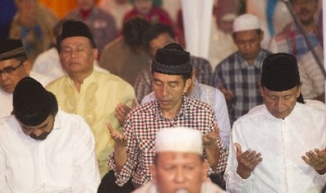 Joko Widodo (tengah) bersama Ketua Umum Partai Nasdem Surya Paloh (kiri) serta Ketua Umum Partai Hanura Wiranto.