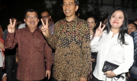 Joko Widodo (tengah) dan Jusuf Kalla (kiri) didampingi Ketua Bapilu PDI Perjuangan Puan Maharani (kanan) tiba di lokasi dialog Kadin dengan Capres-Cawapres 2014 di Jakarta, Jumat (20/6) malam. 