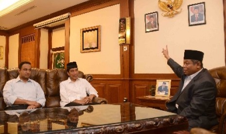 Joko Widodo (tengah) disambut Sekjen PBNU, Marsudi Suhid (kanan) saat mendatangi kantor PBNU di Jalan Kramat Raya, Jakarta Pusat, Jumat (11/7). 