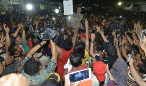 Joko Widodo (tengah) menyapa para pedagang pasar ketika berkunjung ke Pasar Induk Cibitung, Kabupaten Bekasi, Jawa Barat, Senin (16/6) malam. 