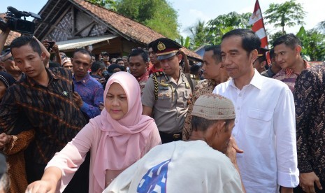 Jokowi bagikan sembako pada warga