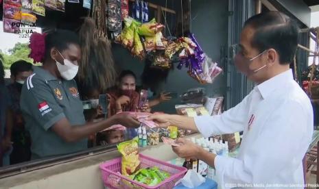 Jokowi Berharap Sorong Jadi Produsen Utama Pertanian.. Jokowi berbelanja di Pasar Sota Merauke saat berkunjung ke Papua.