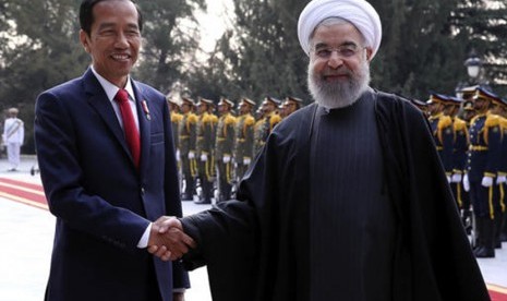 Jokowi berjabat tangan dengan Presiden Iran Hassan Rouhani di Teheran, Iran.