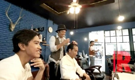 Jokowi bersama anaknya Kaesang di salah satu tempat pemangkas rambut di Bogor, Jawa Barat. Relawan Kaesang mengaku beda pendapat mengenai Pilwalkot Depok dengan Presiden Jokowi.