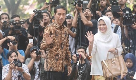  Jokowi bersama istri, Iriana tiba di TPS 18 untuk menggunakan hak suaranya di Kecamatan Menteng, Jakarta Pusat, Rabu (9/7).