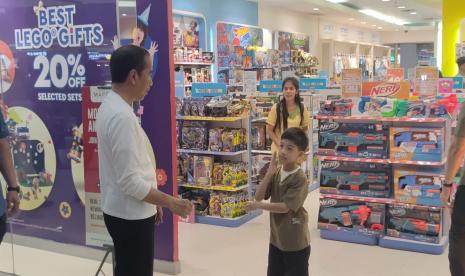 Presiden Jokowi bersama kedua cucunya menghabiskan akhir pekan di Solo Paragon Mall, Sabtu (15/6/2024).