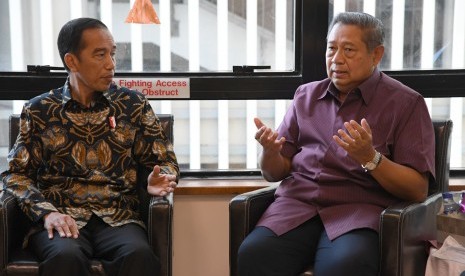 Jokowi Bertemu SBY: Presiden Joko Widodo (kiri) berbincang dengan Presiden ke-6 Susilo Bambang Yudhoyono saat menjenguk Ibu Ani Yudhoyono di National University Singapore, Singapura, Kamis (21/2/2019)