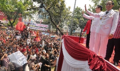 Jokowi dan Ahok menyapa pendukunganya usai Sidang Paripurna Istimewa DPRD DKI Jakarta di Jakarta, Senin (15/10).