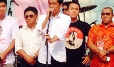 Jokowi dan Ketua Kawan Jokowi Diaz Hendropriyono (kaos hitam)