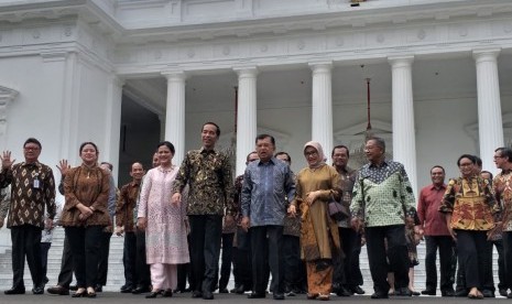 Jokowi dan para menteri kabinet kerja saat sesi foto resmi terakhir.