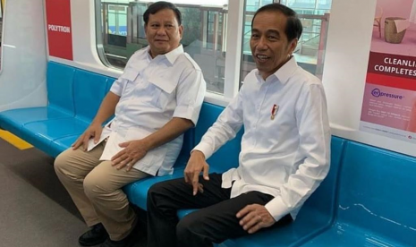 Jokowi dan Prabowo naik MRT bersama-sama dari Lebak Bulus, Jakarta. Ini merupakan momentum pertama mereka bertemu usai Pilpres 2019.