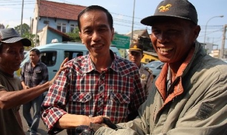 Jokowi di Terminal Kampung Melayu, Jakarta Timur, Sabtu (14/4).